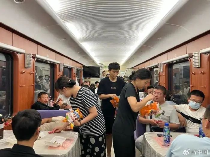 » 5. 火车滞留北京门头沟车站  旅客被疏散到居民家中据中央广播电视总台中国之声《新闻纵横》报道，昨天（7月31日），“列车乘务员哽咽安抚乘客”的视频在网络上流传