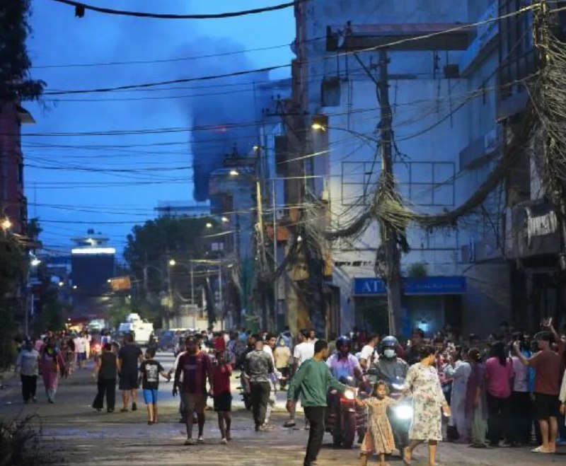 » 3、尼泊尔军方控制首都治安 示威者代表与军方讨论过渡政府尼泊尔军队自当地时间9日晚10时全面接管全国治安以来，尼泊尔首都未再爆发示威游行