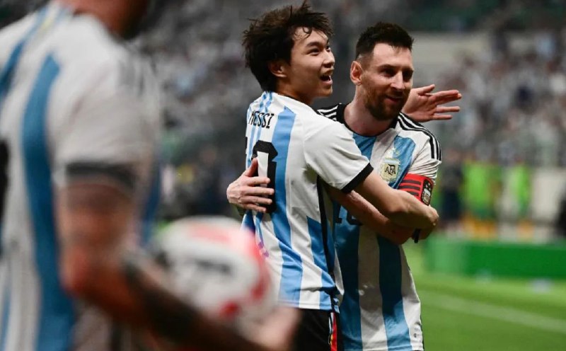 » 14. 北京少年球迷冲入阿根廷队比赛现场：拥抱梅西，还和大马丁击掌在15日晚阿根廷队2-0击败澳大利亚的比赛中，一名球迷冲入球场拥抱了梅西，并和阿根廷队门将马丁内斯击掌，随后狂奔了大半场，最后被安保人员带离