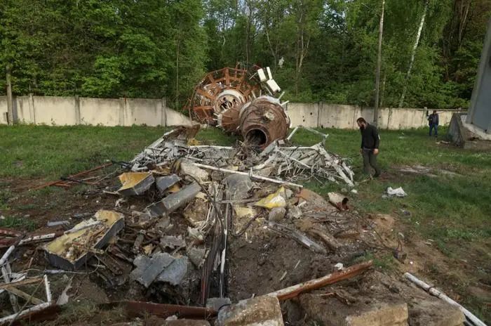 » 5. 俄罗斯炸断哈尔科夫电视塔俄军22日对高240米的哈尔科夫电视塔实施了高精度打击，塔身断成两截