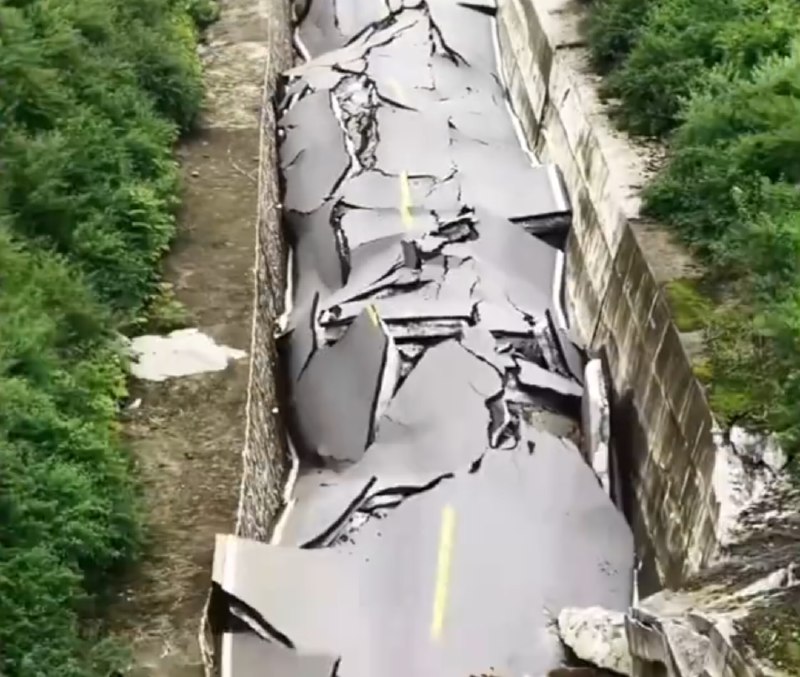 » 1、 贵州思南县高速出口被滑坡挤碎 两个月无从修复9月14日，有网民发布视频反映贵州思南县一高速收费站出口附近路段路面损毁，导致车辆无法通行已约两个月