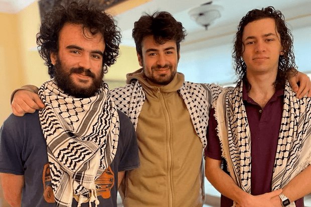 » 12. 美国三名巴勒斯坦裔学生当街遭枪击：嫌犯在逃 疑为仇恨犯罪当地时间11月25日傍晚，三名巴勒斯坦裔学生在美国佛蒙特州伯灵顿遭枪击，三人当时正前往其中一人的亲戚家过感恩节，未料在路上遇到一名白人武装男子