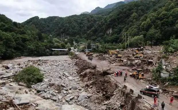 » 3. 西安秦岭泥石流已发现21名遇难者，仍有6人失联8月11日长安区滦镇街道喂子坪村鸡窝子组山洪泥石流灾害发生后，西安市立即成立现场指挥部，组织消防、公安等14支救援力量共计980余人，投入生命探测仪、卫星电话、挖掘机等1100余台（套）设备和搜救犬，争分夺秒做好人员搜救及抢险救援等工作