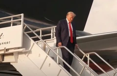 » 3. 特朗普投案自首 刚到监狱即保释离开8月24日，美国前总统特朗普抵达佐治亚州亚特兰大市富尔顿县监狱，就涉嫌推翻2020年该州美总统选举结果的刑事案件投案自首