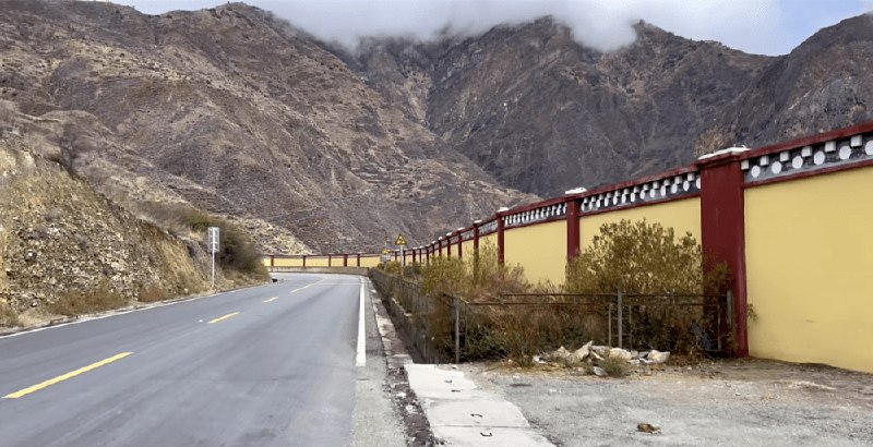 » 2. 围墙挡景，“严禁偷窥祖国大好河山”？近日，一则关于云南省迪庆州德钦县梅里雪山国家公园附近214国道旁修建围墙的新闻引起了争议