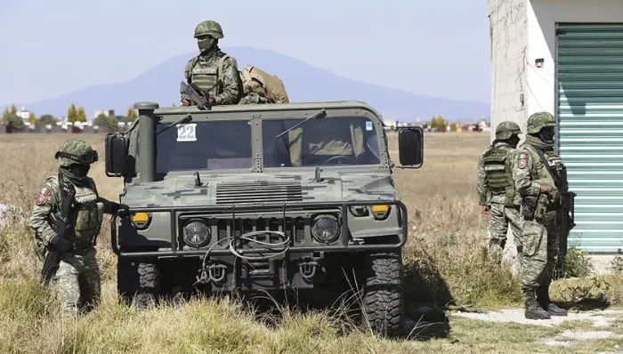 » 12、自己人骗到美国，与古斯曼齐名的墨西哥大毒枭落网全球最大贩毒集团之一墨西哥锡那罗亚贩毒集团曾因其头目华金·古斯曼频频成为新闻头条