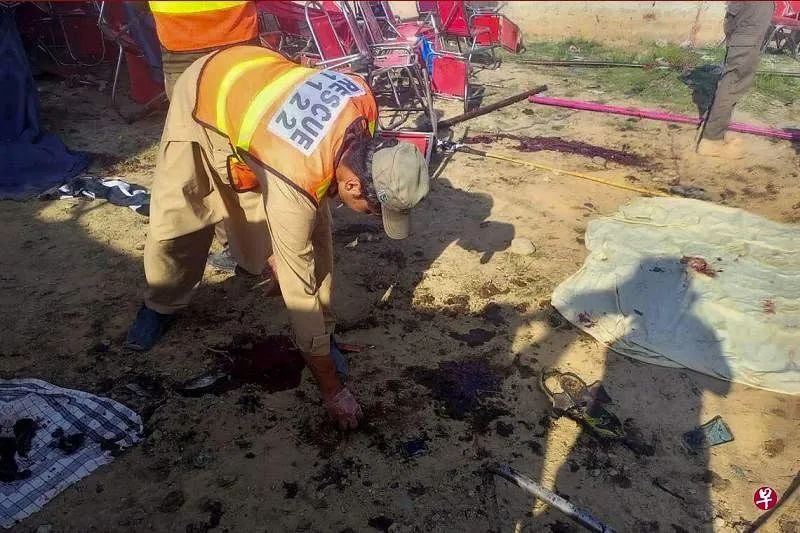 » 12、巴基斯坦开普省自杀式炸弹袭击至少44死100伤巴基斯坦西北部开普省7月30日举行的一场政治集会遭受自杀式炸弹袭击，造成至少40人死亡、超过130人受伤