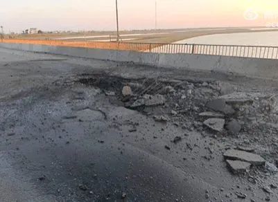 » 11. 乌克兰炸断克里米亚一大桥克里米亚地区领导人阿克肖诺夫今天（22日）发布消息称，乌军对连接克里米亚与赫尔松州的充加尔大桥进行了打击