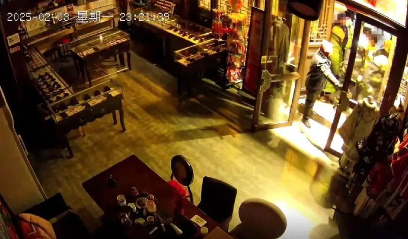 » 2. 大同景区要求店铺通宵开灯造景  不服从则撬锁进门开灯2月3日，山西大同古城一网友发视频称，因店铺未按要求开灯，被多名工作人员撬锁进店将灯打开