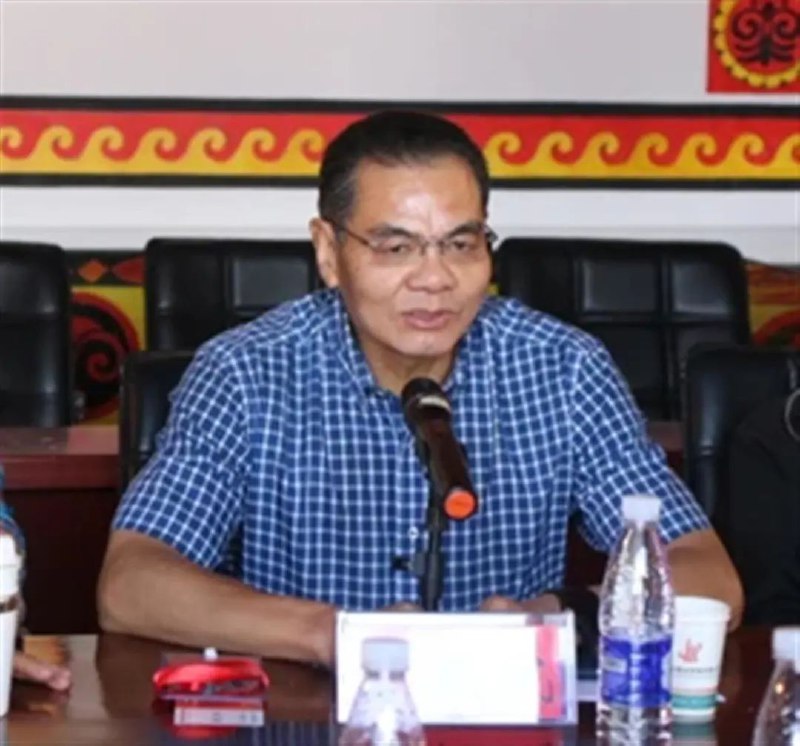 » 14、受贿、非法持有枪支弹药，云南中烟原董事长夜礼斌被公诉被告人夜礼斌在担任楚雄州委副书记、州长，云南省民政厅党组副书记、党组书记、厅长，昭通市委书记，云南省政府党组成员，云南中烟工业有限责任公司党组副书记、董事长和云南省政府参事等职务期间，利用职务上的便利或本人职权、地位形成的便利条件，通过本人或其他国家工作人员职务上的行为，为他人谋取利益，非法收受他人财物，数额特别巨大；违反枪支管理规定，非法持有枪支、弹药，情节严重，依法应当以受贿罪，非法持有枪支、弹药罪追究其刑事责任