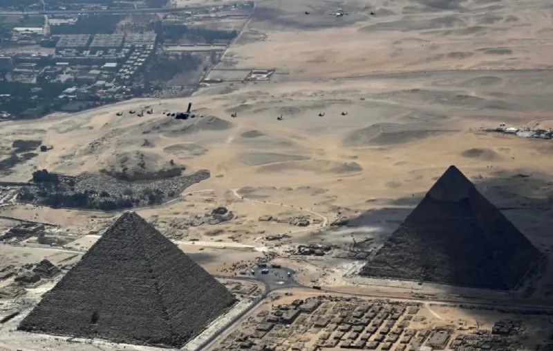 » 7、中埃战机编队飞越金字塔当地时间5月4日上午，中埃“文明之鹰-2025”空军联合训练在埃及空军某基地闭幕