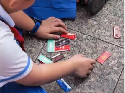 » 11. 甘肃天水发倡议禁止学生玩“烟卡”游戏5月20日，甘肃省天水市教育局发出《关于禁止学生玩“烟卡”游戏的倡议书》，详细列举了“烟卡”游戏有形危害和无形危害，提醒家长监管好孩子，不主动向孩子提供“烟卡”，不要让孩子带“烟卡”进校园，学校一旦发现学生带“烟卡”进校或发现学生在校内进行“烟卡”游戏，将立即制止并没收“烟卡”