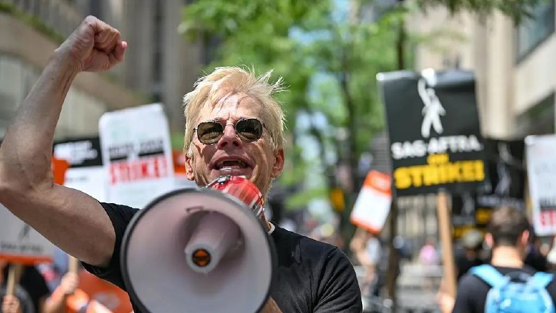 » 11. 好莱坞演员和编剧发起历史性行业罢工，多城市现示威活动美国演员工会和美国广播电视演员工会联合会（SAG-AFTRA）从当地时间13日起开始罢工，加入到好莱坞编剧罢工的行列