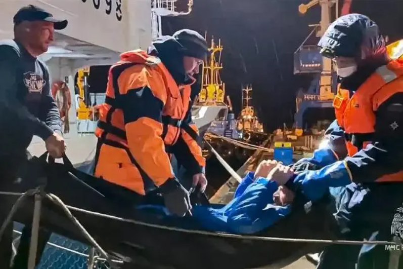 » 10. 俄罗斯男子海上漂流67天 在1000公里外获救鄂霍次克海上，一名俄罗斯男子在一艘小充气船上漂流了67天，近日终于等来了救援