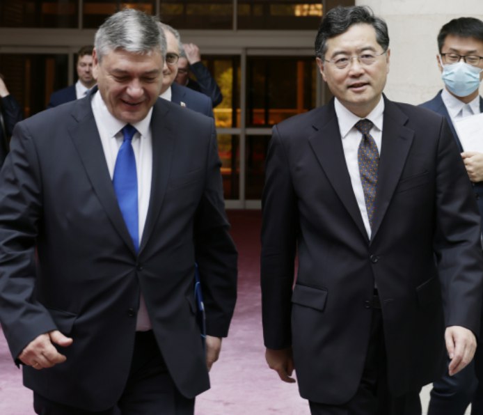 » 4. 俄罗斯副外长访华 秦刚会见6月25日，国务委员兼外长秦刚在北京会见俄罗斯副外长鲁登科，同他就中俄关系及共同关心的国际和地区问题交换意见