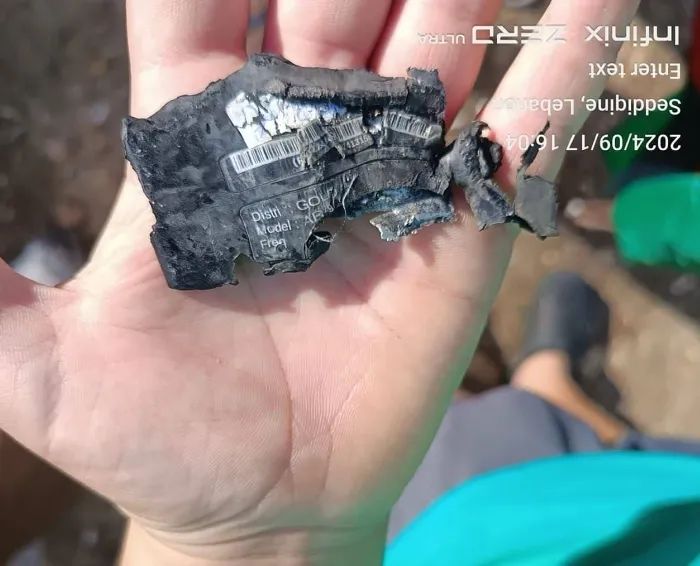 » 13. 内塔尼亚胡送特朗普黄金寻呼机日前，美国总统特朗普在白宫接见来访的以色列总理内塔尼亚胡，大秀亲密关系