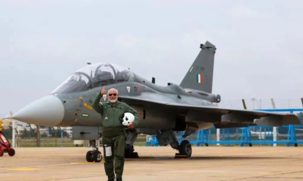 » 9. 莫迪搭乘国产光辉战斗机后座飞行这应该是精心制作的视频，主角就是莫迪，时间是11月25日