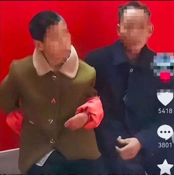 » 13、重庆彭水通报“智障女子与五旬男子结婚”：女方明确同意近日，“智障女子与五旬男子结婚”的视频引发关注