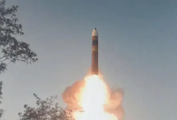 » 12. 印度首次试射多弹头“烈火-5”战略导弹日前，印度国防研究与发展组织（DRDO）在印度南部奥迪沙邦的阿卜杜勒·卡拉姆博士岛成功试射了一枚自主研制的“烈火-5”远程弹道导弹（IRBM）