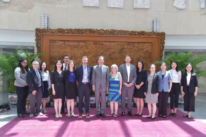 » 2、外交部美大司司长会见美中关系全国委员会“公共知识分子项目”代表团7月6日，外交部美大司司长杨涛会见美中关系全国委员会“公共知识分子项目”代表团，就中美关系及相关问题深入交换了看法