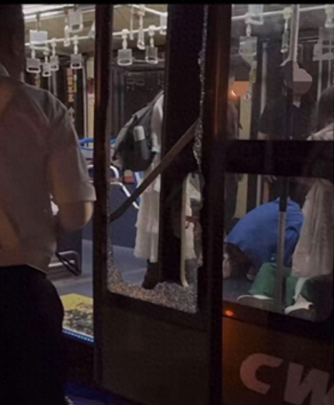 » 4、西宁机场摆渡车不开空调 乘客砸窗自救“机场工作人员在外面看车里拍打车窗也不搭理我们