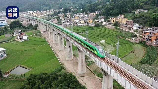 8. 我国第一条穿越横断山脉的铁路通车 历时14年7月22日10时，首趟云南保山至大理C296次复兴号动车组列车缓缓驶离保山站，一路奔跑，抵达大理，标志着大理至瑞丽铁路大理至保山段正式开通运营