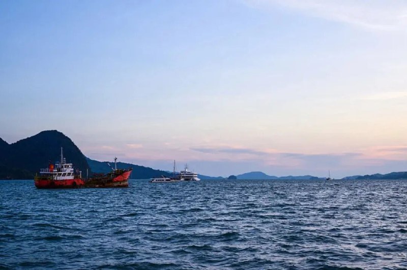 » 4、马来西亚泰国之间海域有偷渡船沉没  载有近百人根据马来西亚吉打州警方当地时间11月9日通告，8日当地警局收到报警，沿海居民从海上救起多名外籍男子，并发现一具女性浮尸