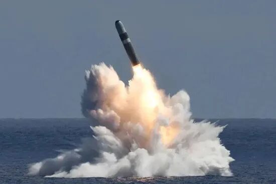 » 3、美军试射4枚潜射洲际导弹据美国《新闻周刊》网站9月24日报道，近日，美国在大西洋的一艘潜艇上试射了四枚不配备战斗部的、可携带核弹头的导弹