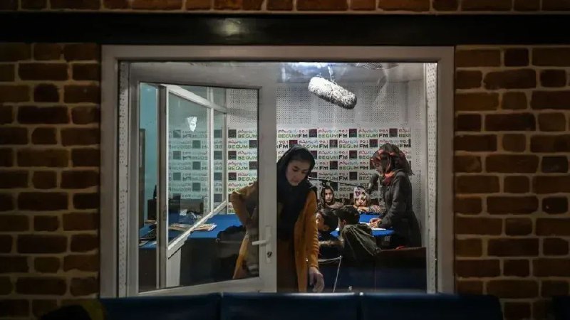 » 9. 塔利班突袭并关闭全国唯一女性广播电台美国有线电视新闻网（CNN）2月7日报道，塔利班信息和文化部的官员2月4日突袭了阿富汗唯一的全国性女性广播电台，并暂停了该电台的运营