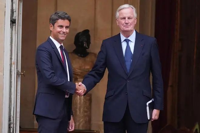 » 6. 73岁谈判专家成为法国新总理9月5日的法国总理府马提尼翁宫外，73岁的巴尼耶接替阿塔尔，成为新任法国总理