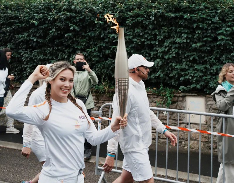 » 6. 谷爱凌在巴黎奥运会成为首个中国运动员火炬手6月5日，巴黎奥运会火炬传递来到法国西部大西洋卢瓦尔省 ，谷爱凌作为当天第11号火炬手参与传递，她也是巴黎奥运会火炬手中第一位来自中国的现役运动员