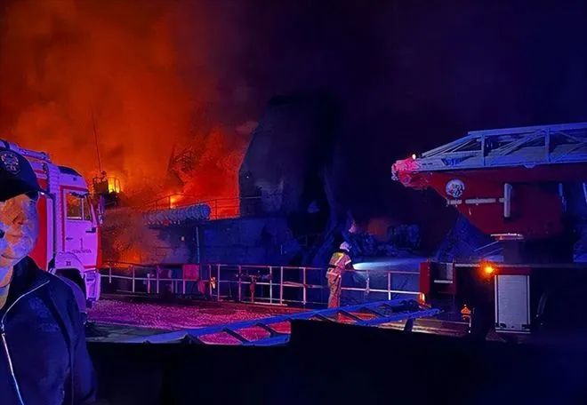 » 7. 俄罗斯国防部：乌克兰导弹袭击塞瓦斯托波尔 两军舰受损 24人受伤俄罗斯国防部13日发表声明说，乌克兰武装力量当天用巡航导弹袭击了位于黑海港口城市塞瓦斯托波尔的奥尔忠尼启则修船厂，两艘船只在袭击中受损