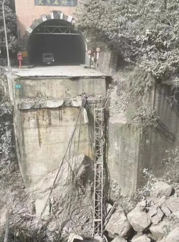 » 3、台湾花莲县海域7.3级地震 10人死亡 56人被困4月3日，台湾花莲县海域发生7.3级地震