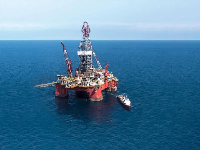 » 1、史上首次：石油成为美国最大的出口商品进入2023年以来，得益于较高的油价和不改改善的生产效率，美国石油勘探开发领域已完全从新冠疫情的冲击中恢复，原油产量超过2019年的水平并创下了新高，原油和成品油出口数量创下了新的历史纪录，并于当年8月历史上首次成为美国最大的出口商品