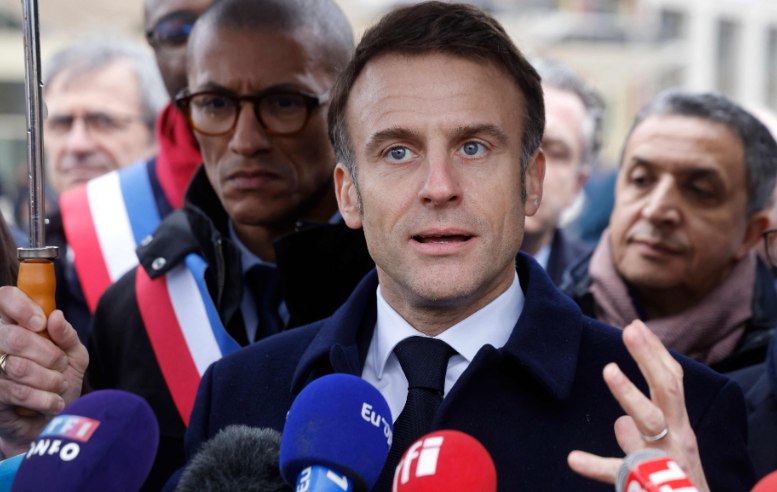 » 6. 马克龙回应：向乌克兰派兵不是开玩笑，每一句话都经过深思熟虑法国总统马克龙日前说的一句“不排除向乌克兰派兵”，已在西方政界引发轩然大波