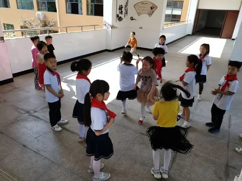 » 11. 江苏要求课间10分钟“清空教室”，保障学生休息时间江苏省教育厅近日下发《关于印发江苏省儿童青少年近视防控工作责任清单（试行）的通知》，明确了教育局局长、学校校长、任课老师、家长等八类人群的近视防控责任，要求班主任、任课教师按时下课、不拖堂，保障学生课间10分钟休息时间