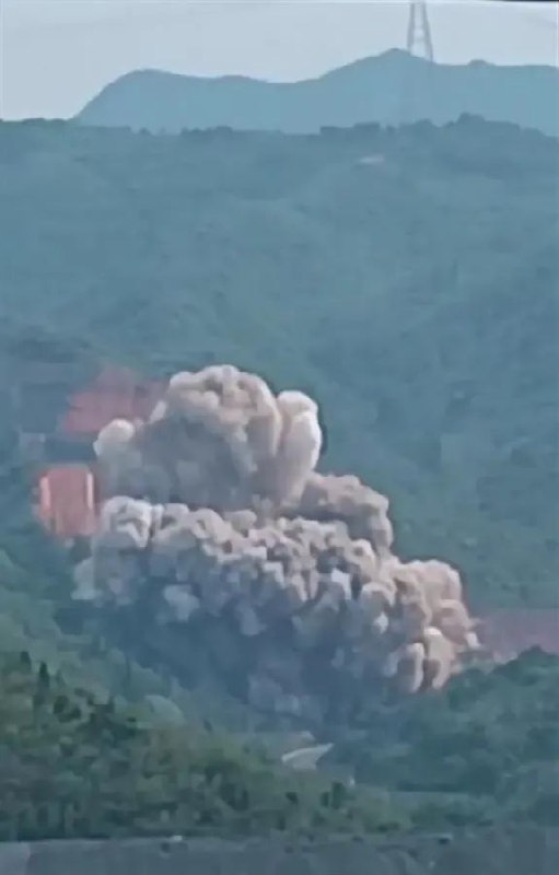 » 5. 静态实验意外飞行 民营火箭坠落在河南巩义居民区附近 more…网友在发布视频时称，6月30日下午3时许，听到爆炸声后开窗看到有物体从空中掉落，随即传出爆炸声