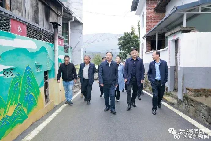 » 7. 湖南汝城县委书记落水而死 原因不明12月4日，湖南省郴州市人大常委会副主任、汝城县委书记黄四平在下乡返城途中坠江身亡