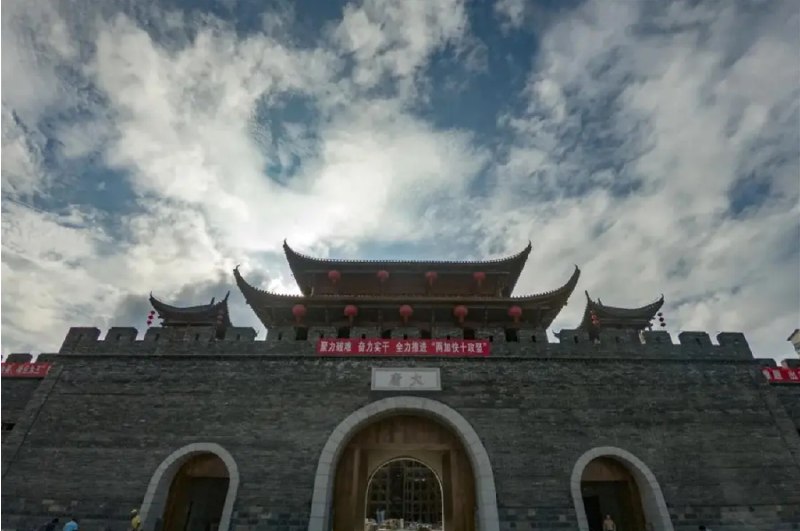 » 2、 张家界大庸古城试运营3年 18家店铺 每天20张门票近日，湖南张家界大庸古城累计投资超22亿元，日均购票人数却不足20人，引发关注