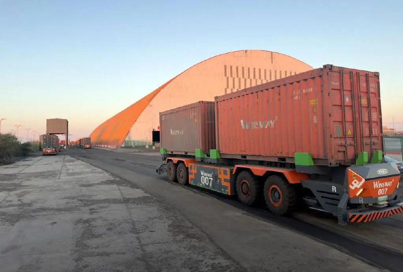 » 5. 中蒙边境建设跨境无人运输通道  卡车自动通行近日，位于内蒙古甘其毛都口岸的自动导向车（AGV）智能通关及集装箱监管场所通过呼和浩特海关验收，标志着我国首条跨境无人运输通道全线贯通