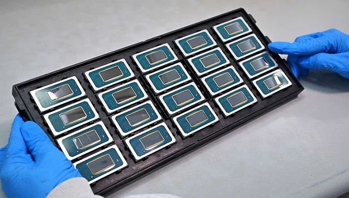 » 17. 英特尔现40年来最重大处理器架构变革，新品全面押注AI9月20日，英特尔在其年度技术会议“2023英特尔on技术创新大会”上，发布了首款酷睿Ultra处理器，并展示了诸多技术细节