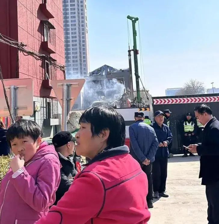 » 3、燕郊城区两次燃气爆炸 四层楼倒塌至少2死26伤据央视新闻消息，河北燕郊一商铺发生疑似燃气泄漏引发的爆燃事故