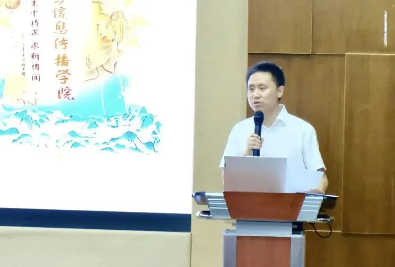 » 2. 华中科技大学新闻学院院长回应张雪峰：新闻学就业面很广9月1日晚间，华中科技大学新闻与信息传播学院微信公众号发布了院长张明新在学院2023年新生开学典礼上的致辞，主题是“新闻传播学的价值和底色”