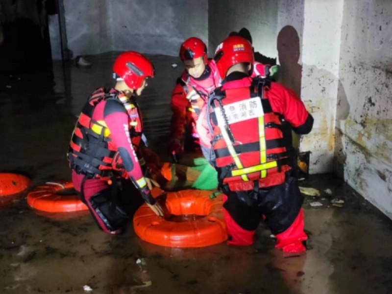 » 5、湖南龙山县一小区车库被淹，3人挪车淹死湖南省湘西土家族苗族自治州龙山县连日来普降大暴雨，导致县城城区出现严重内涝