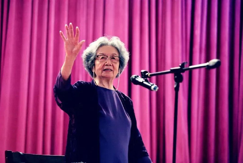 » 14. 南开大学：迎庆叶嘉莹先生百岁华诞，祝福先生健康长寿荷月初一，是叶嘉莹先生的生日！农历六月正是盛夏时，酷暑天气、赤日炎炎，而荷塘中的荷花亭亭玉立、为人们带来清凉意，因而六月又称为荷月