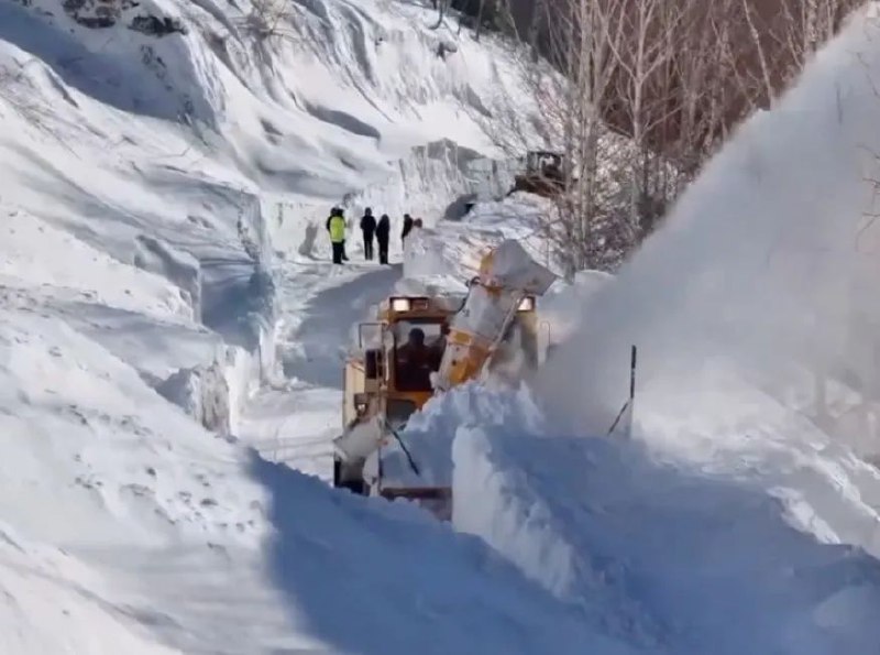 » 3. 游客违规制造雪崩 喀纳斯景区四人被埋获救2月13日下午，新疆喀纳斯景区管委会发布《关于喀纳斯景区禁止滑野雪的提示》，其中提到13日中午，有2名游客擅自在道外滑野雪，造成小型雪崩，导致4名雪友被崩雪覆盖