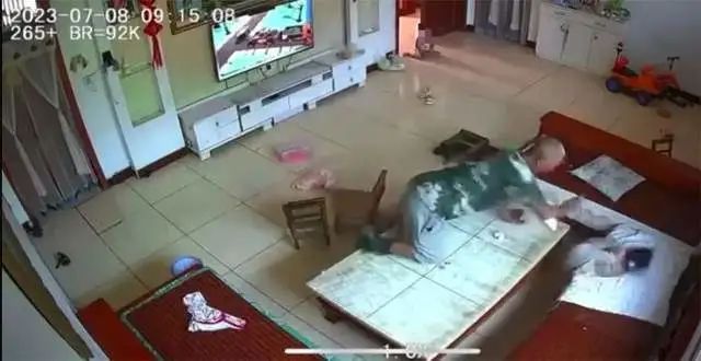 » 13. 河南襄城老人持斧头砍砸两儿童”：已被批捕 受伤儿童已出院近日，有网友爆料称一老人持凶器入室追砍两女孩