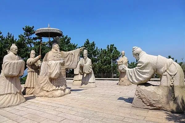 » 6. 青岛琅琊台遗址实证为秦始皇所筑新华社青岛12月21日电（记者王凯）经多年系统性考古发掘，考古专家认为，青岛琅琊台遗址主峰的“大台”主体是秦汉时期高台建筑基址，为秦始皇所筑之琅琊台，证实了《史记》等文献的记载