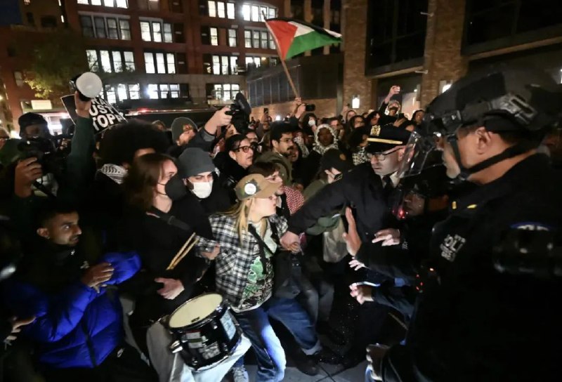 » 9、纽约大学示威支持巴勒斯坦130余人被捕周一晚上，亲巴勒斯坦抗议者在纽约大学示威，无视校方的解散命令，最终133人被警方逮捕，一些抗议者手持照明弹向曼哈顿的纽约警察局总部游行