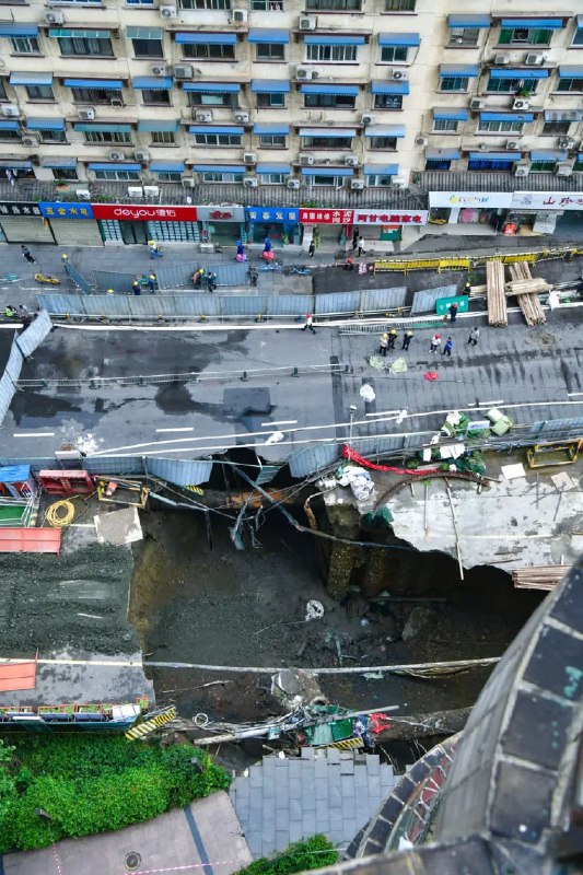 » 7. 成都地铁在建工程塌陷  附近住宅楼居民撤离6月21日凌晨3时50分，成都在建地铁13号线锦里西路附近路面坍塌